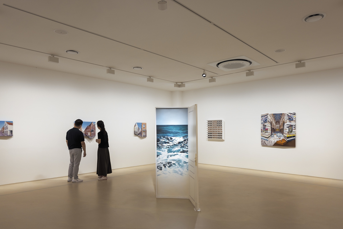 ERCO lighting at Daisy Gallery, Jeju, showcasing art and visitors under Pantrac spotlights.