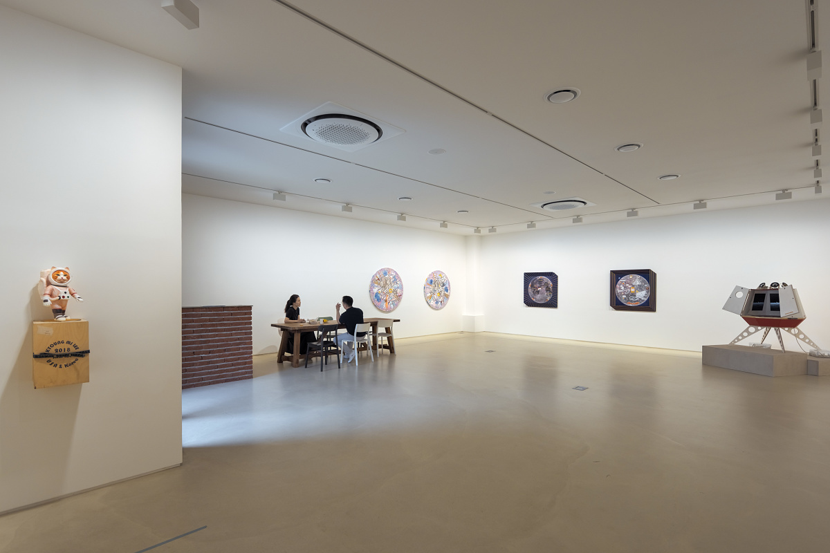 Daisy Gallery, Jeju interior featuring ERCO LED lighting illuminating art exhibits.