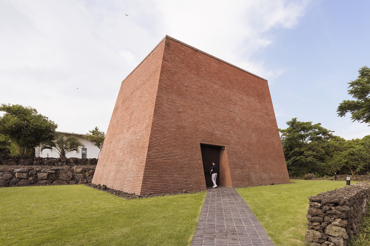 Daisy Gallery, Jeju: Brick building featuring ERCO lighting for art exhibitions.