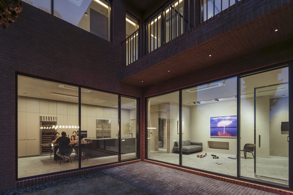Daisy Home, Jeju, features ERCO LED lighting, blending living spaces with an art gallery.