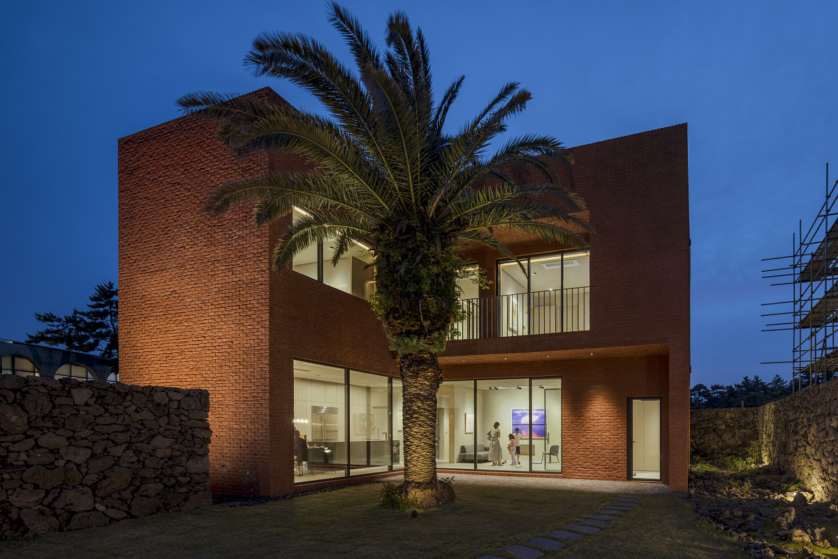 Daisy Home in Jeju, featuring ERCO LED lighting enhancing the architecture and visual comfort.