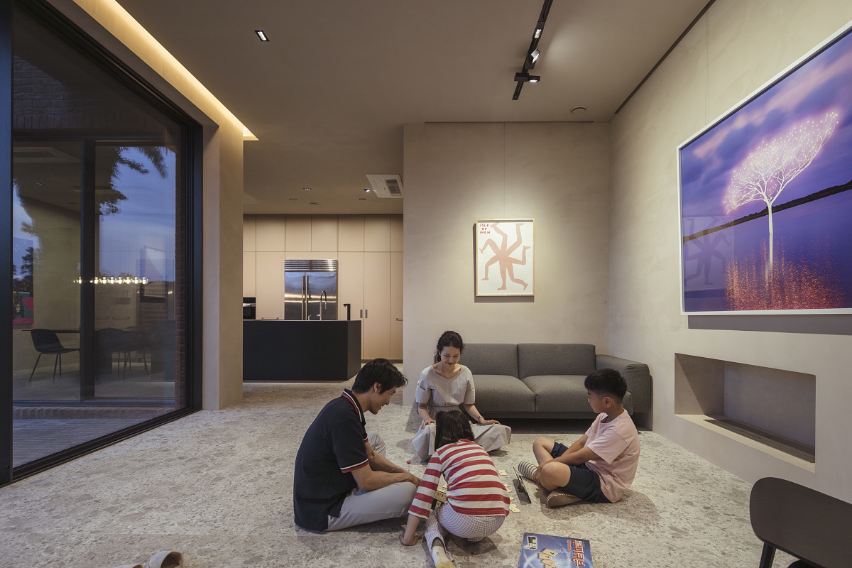 ERCO LED lighting at Daisy Home, Jeju: A living space with art, enhanced by energy-efficient lighting design for visual comfort.