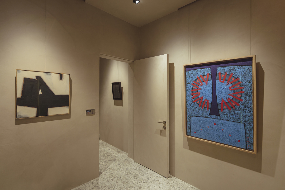 Artworks illuminated by ERCO LED lighting in Daisy Home, Jeju. Accent lighting enhances visual comfort.