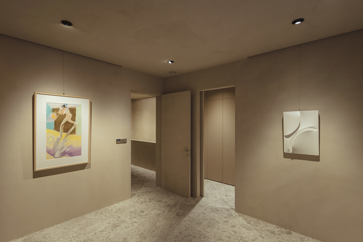 ERCO Starpoint downlights illuminate art in Daisy Home, Jeju. Accent lighting creates an elegant ambiance.