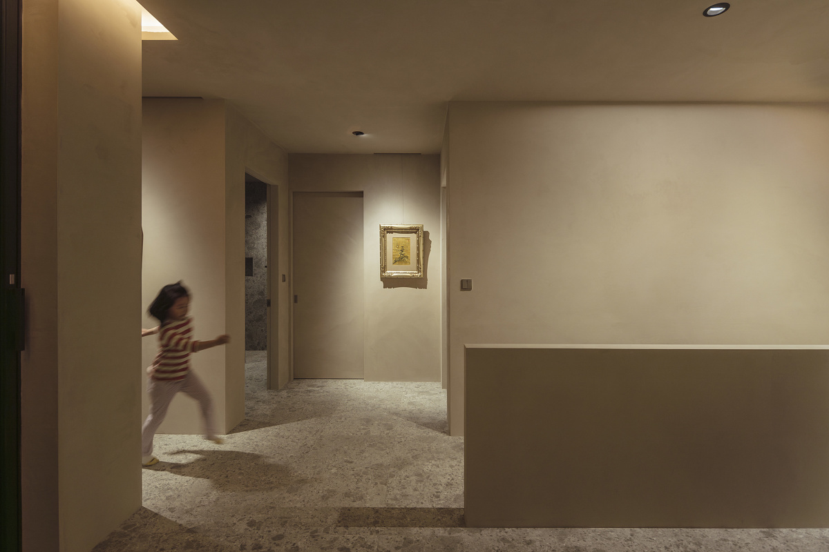 Child runs through Daisy Home, Jeju, illuminated by ERCO LED lighting for visual comfort.