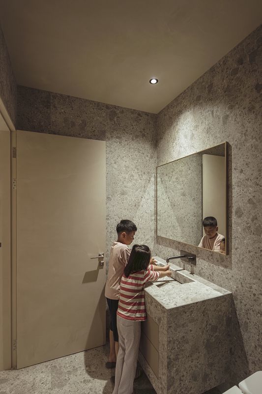 Children at the sink with ERCO Starpoint spotlights in Daisy Home, Jeju.