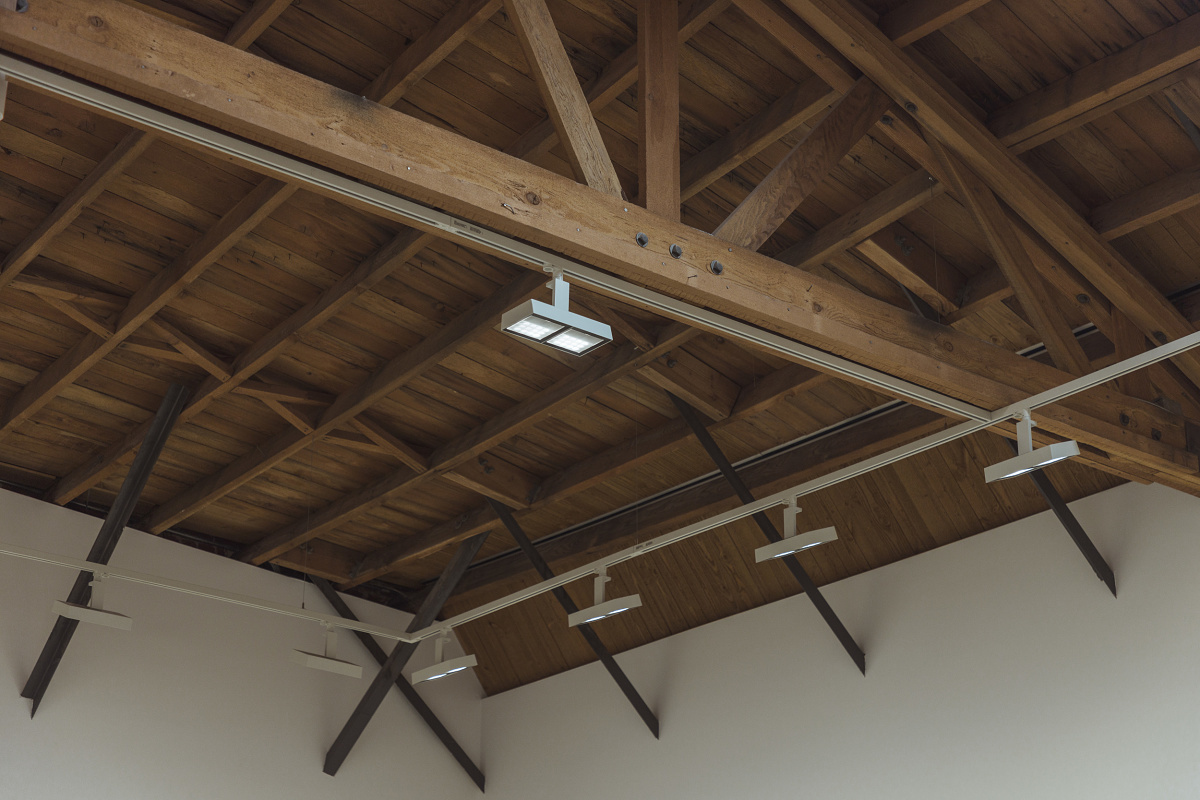 ERCO Light Board spotlights illuminating the wooden ceiling at David Zwirner Gallery, Los Angeles.