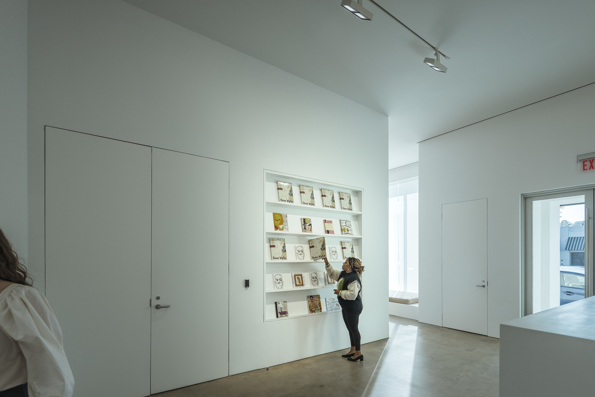 ERCO Light Board spotlights illuminate the David Zwirner Gallery in Los Angeles.