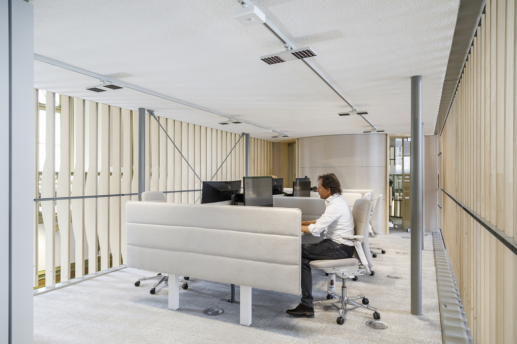 ERCO lighting at De Krakeling office, Amsterdam, featuring Optec spotlights for visual comfort and flexible workspaces.