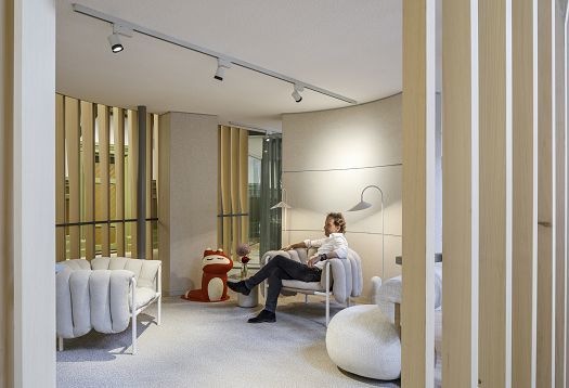 ERCO Optec spotlights illuminate a modern Amsterdam office within a historic building, providing flexible lighting.