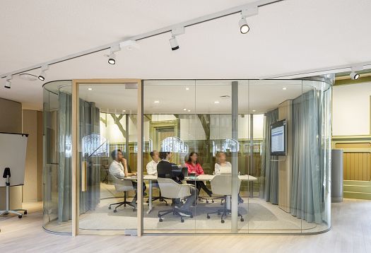 ERCO Optec spotlights illuminate a modern office space in De Krakeling, Amsterdam, ensuring visual comfort.