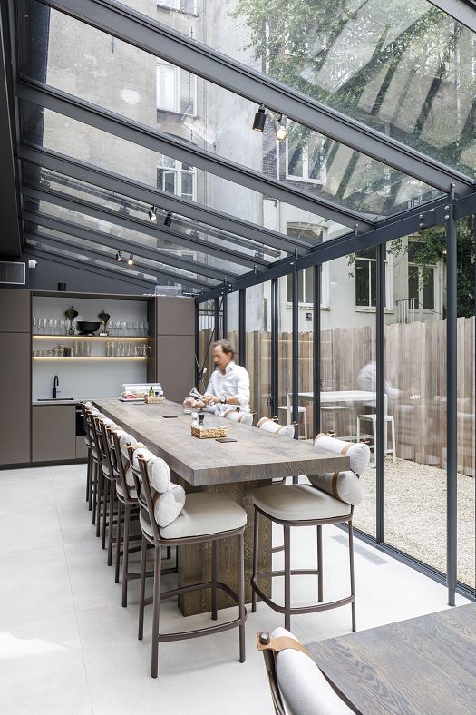 ERCO Optec spotlights illuminate a modern office space in De Krakeling, Amsterdam.