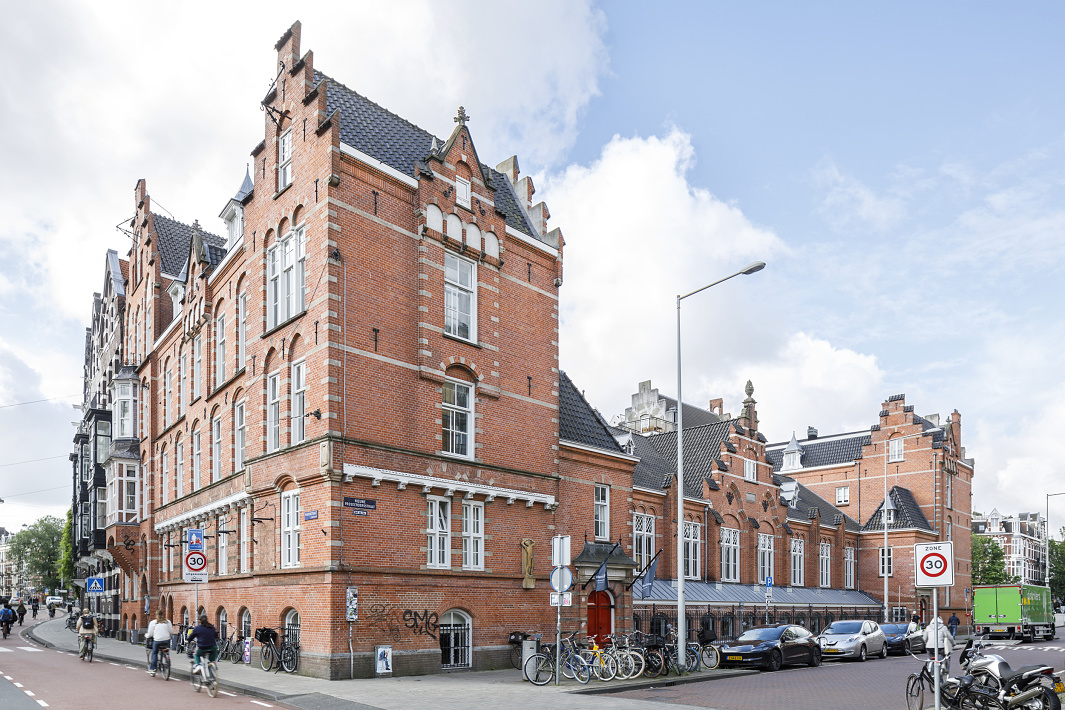 De Krakeling, Amsterdam: A 19th-century gymnasium transformed into a modern office space with ERCO lighting.