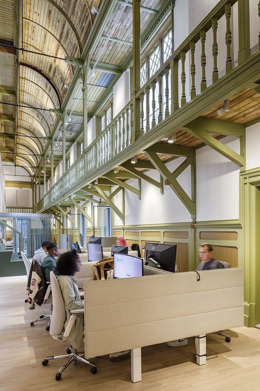 ERCO lighting at De Krakeling, Amsterdam: Flexible office lighting in a heritage building with Optec spotlights for visual comfort.