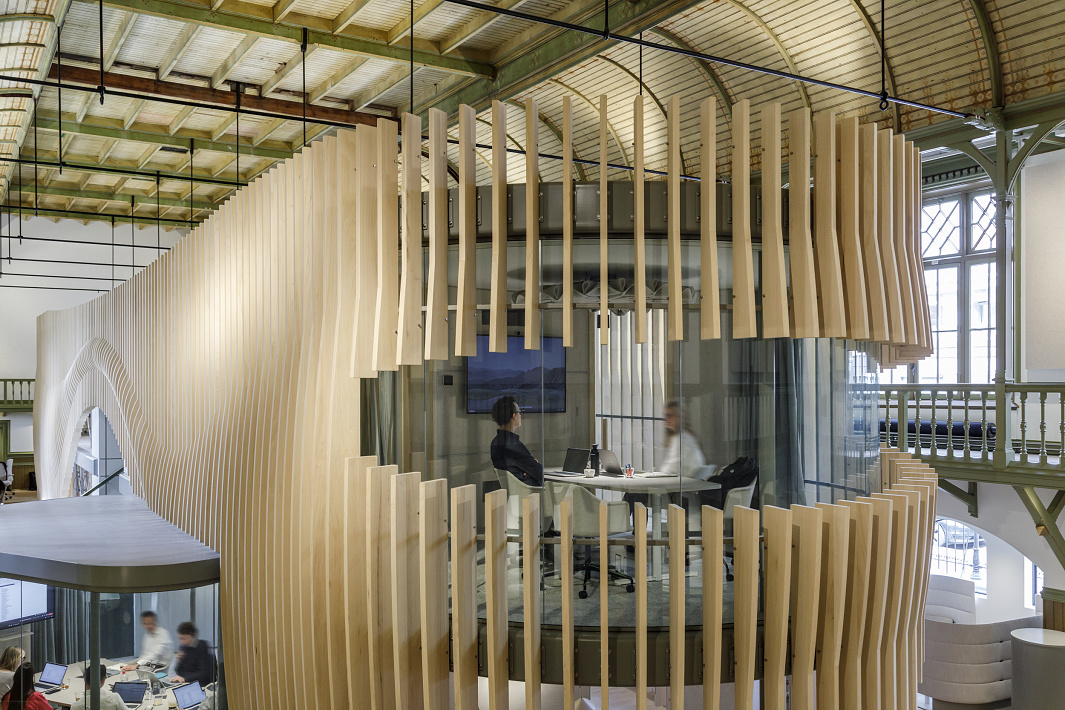De Krakeling office space in Amsterdam, featuring ERCO lighting for visual comfort.