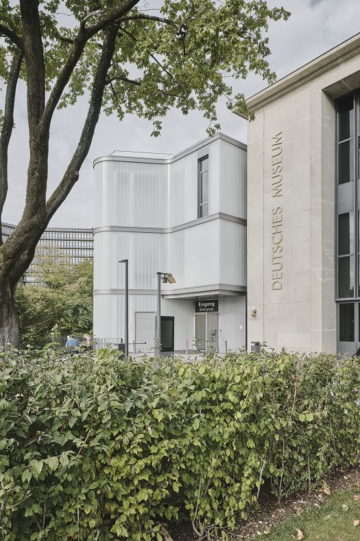 Exterior view of the Deutsches Museum in Munich, featuring ERCO LED lighting.