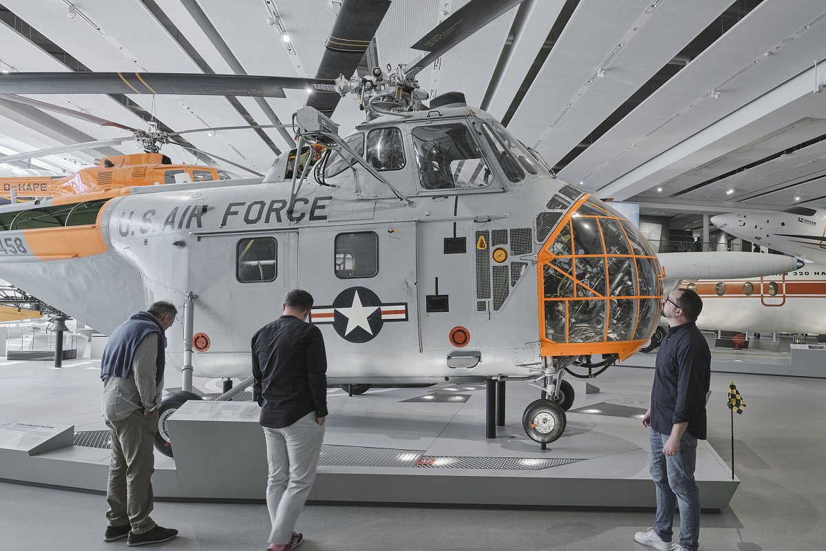 ERCO LED spotlights illuminate a U.S. Air Force helicopter at Deutsches Museum, Munich.