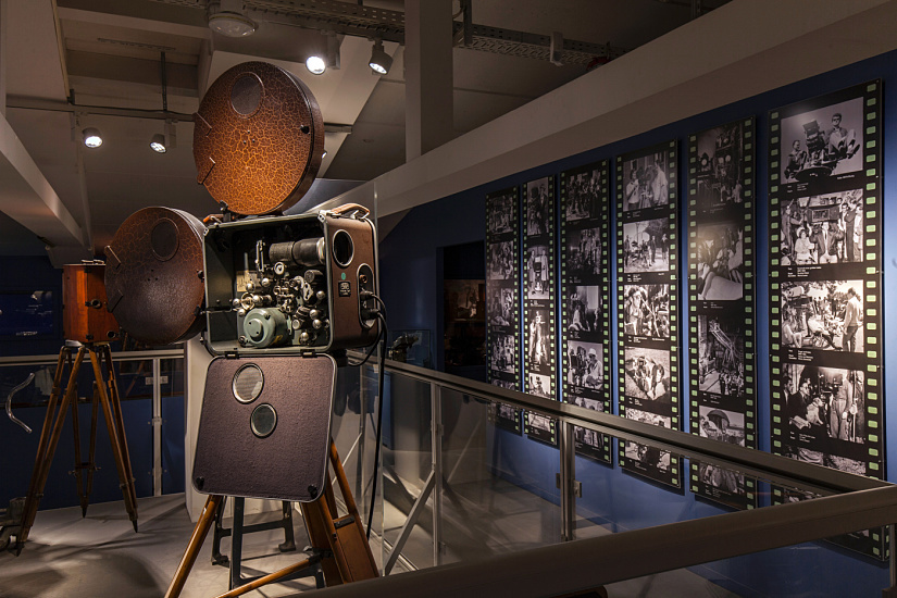 Vintage film camera at the Deutsches Technikmuseum Berlin, lit with ERCO LED technology.