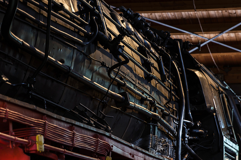 Close-up of a steam locomotive at the Deutsches Technikmuseum, illuminated by ERCO LED spotlights.