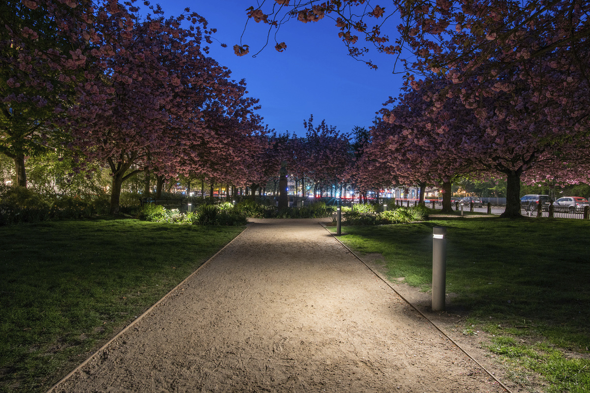 ERCO Castor bollard luminaires illuminate paths in Digterlunden Park, Copenhagen.