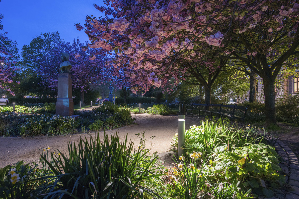 ERCO Castor bollard luminaires provide safe path lighting in Digterlunden Park, Copenhagen, at dusk.