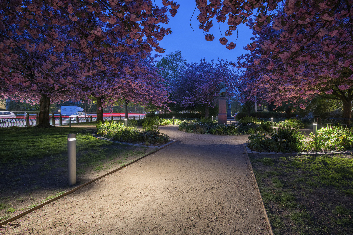 ERCO Castor bollard lights illuminate paths in Copenhagens Digterlunden Park.
