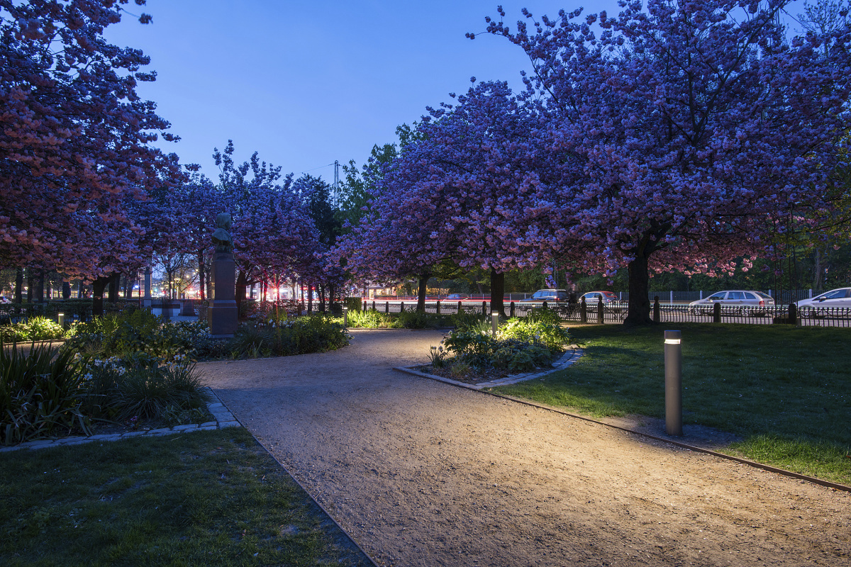 ERCO Castor bollard luminaires illuminate paths in Digterlunden Park, Copenhagen, ensuring orientation and safety.