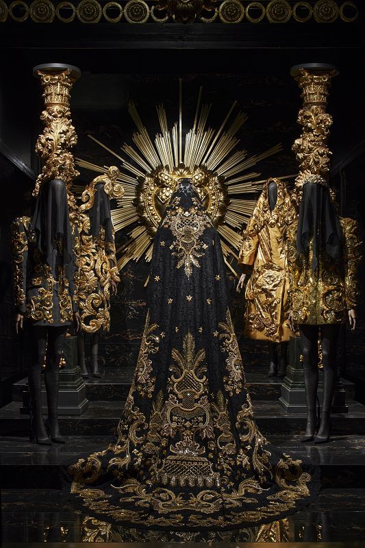 Dolce & Gabbana exhibition featuring illuminated fashion with ERCO lighting.