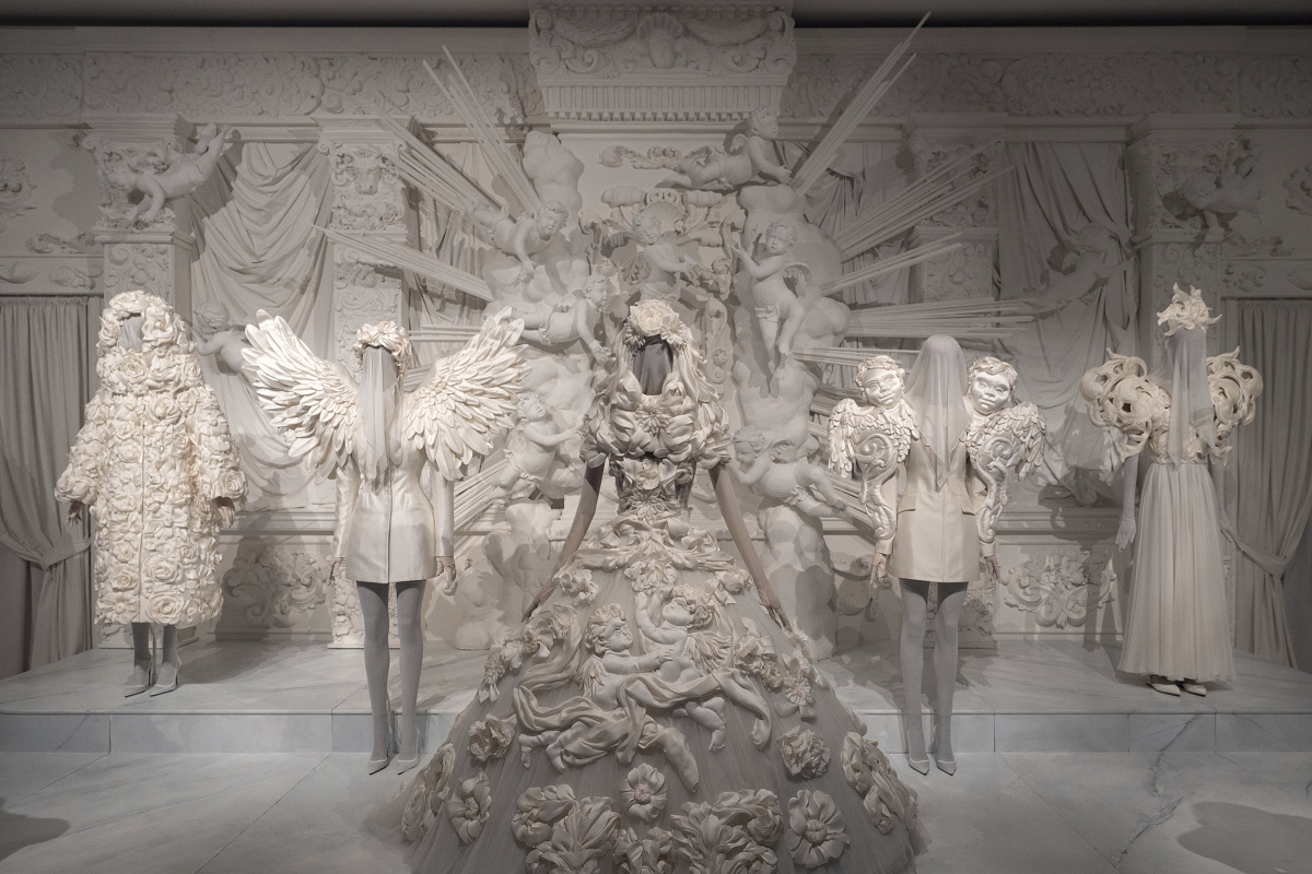 Dolce & Gabbana exhibition: illuminated fashion art with ERCO lighting.