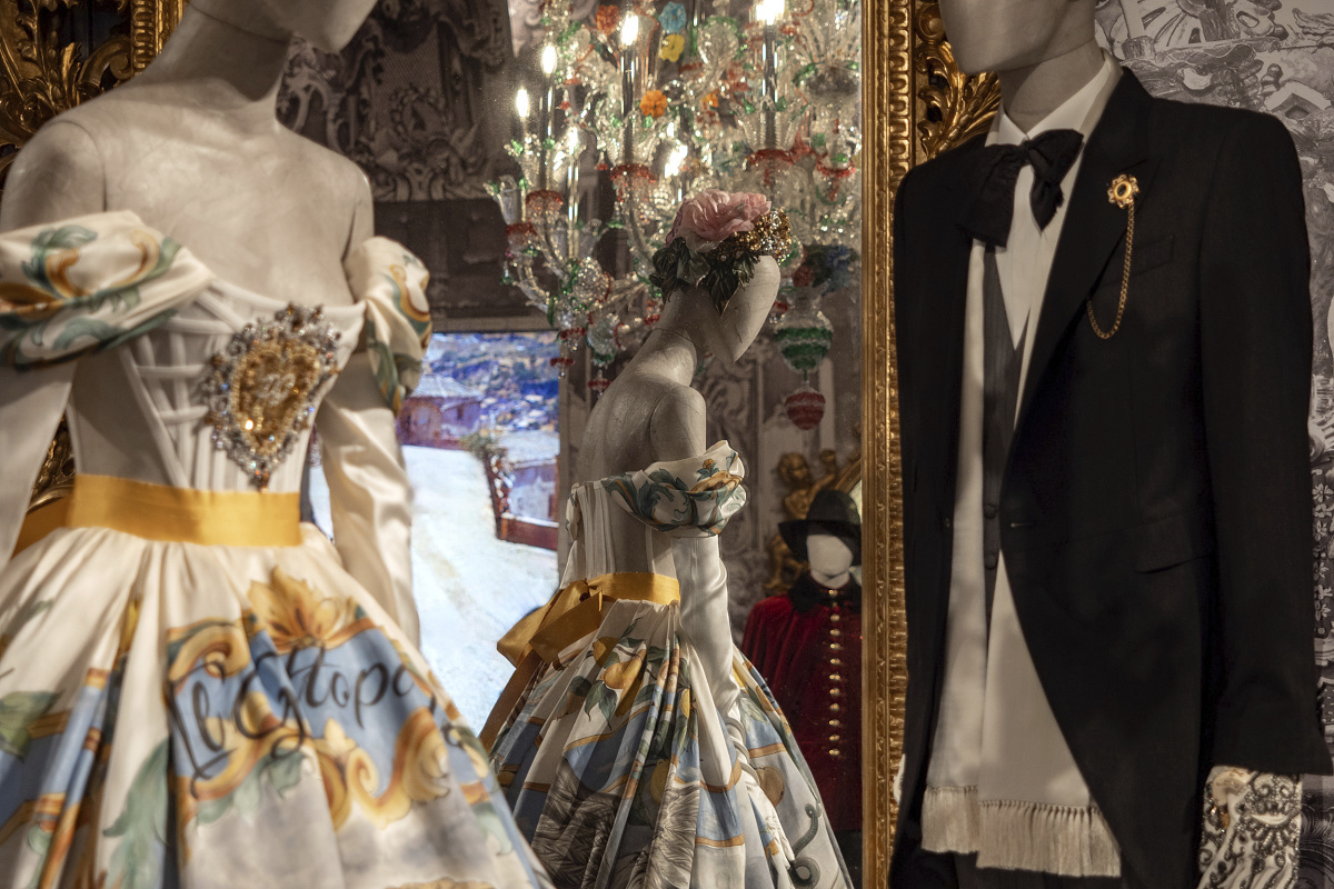 Dolce & Gabbana Exhibition: Illuminated fashion on mannequins with ERCO lighting.