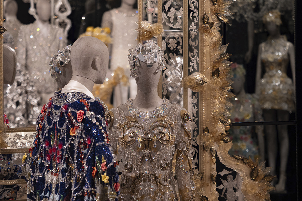 Dolce & Gabbana exhibition: Illuminated fashion on mannequins with ERCO lighting.