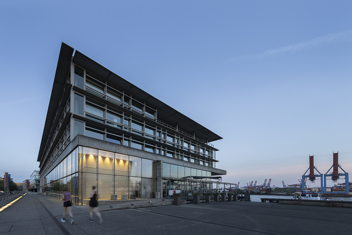 Edel Auditorium in Hamburg featuring ERCO LED lighting and Quinta spotlights for energy-efficient illumination.