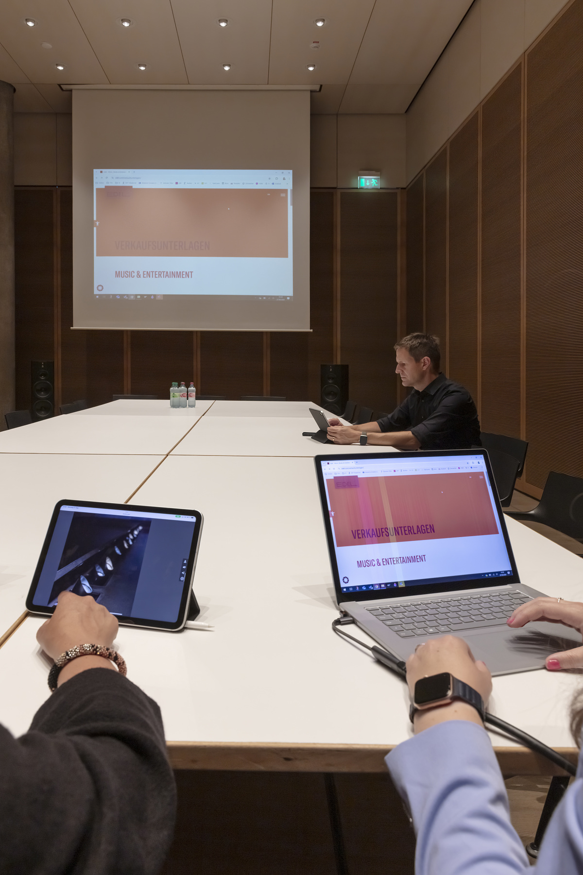 ERCO Quinta recessed spotlights at Edel Auditorium, Hamburg, for efficient LED lighting.
