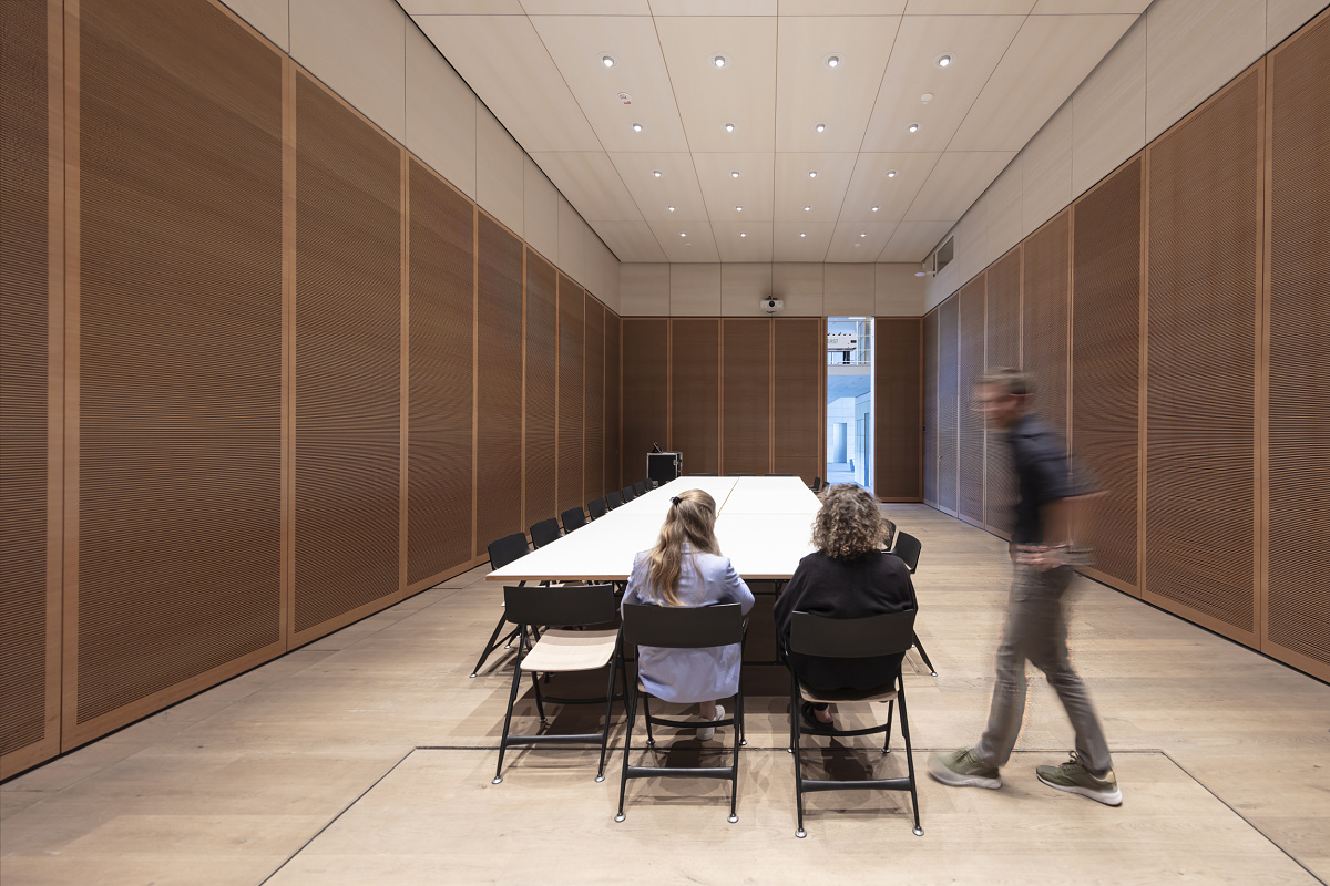 Edel Auditorium in Hamburg featuring Quinta recessed spotlights for efficient LED lighting.