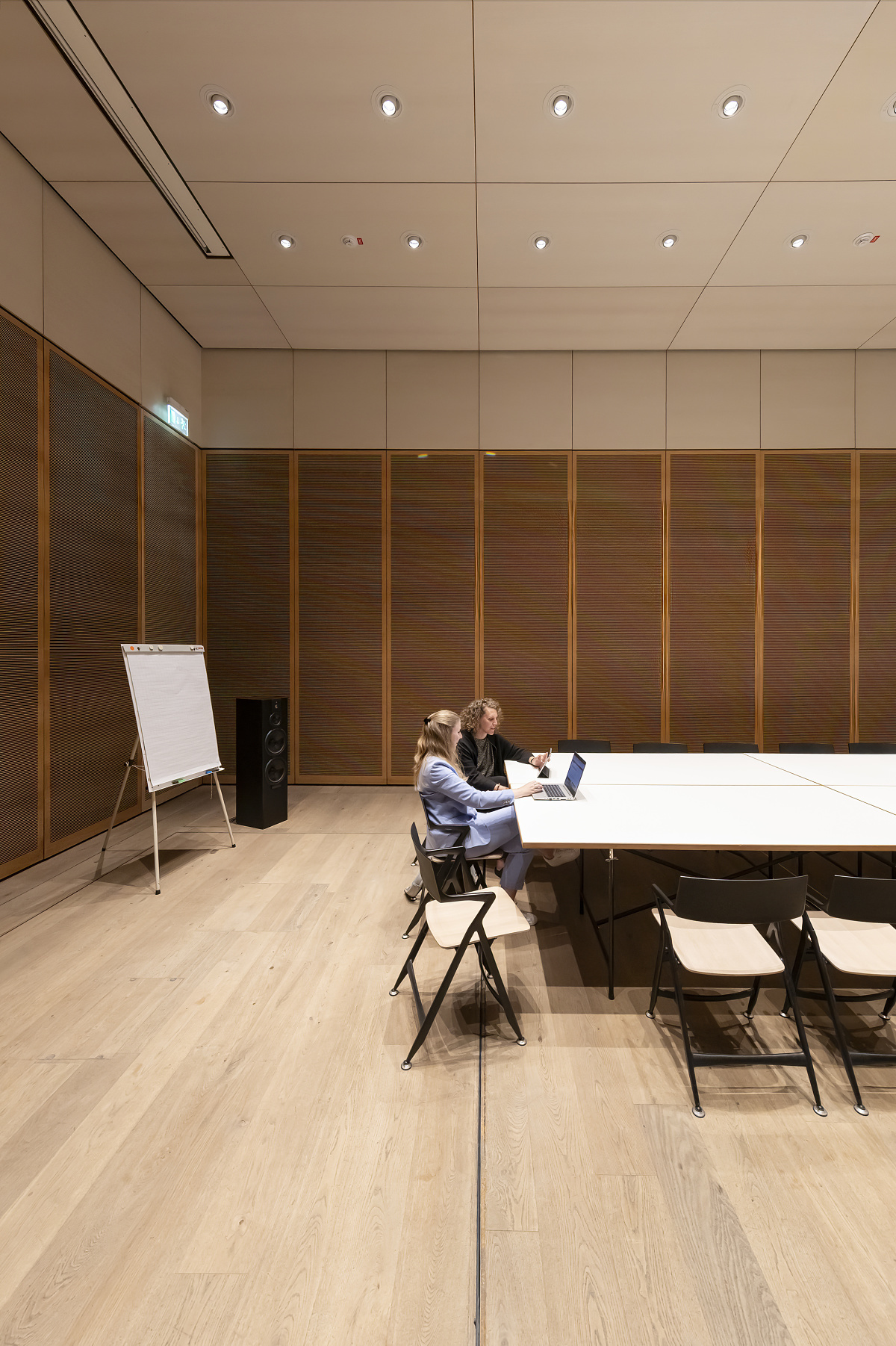 ERCO Quinta recessed spotlights at Edel Auditorium, Hamburg, providing energy-efficient and visually comfortable ambient lighting.