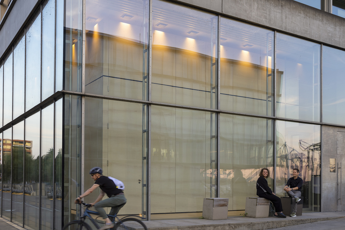Edel Auditorium facade with ERCO lighting. Compar surface-mounted luminaires create vertical lighting accents.