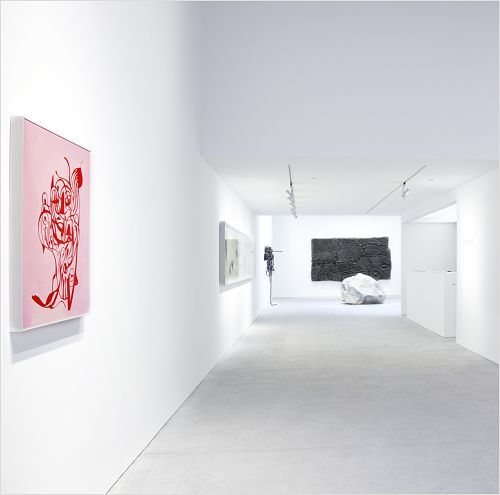 Gallery with art illuminated by ERCO LED spotlights, promoting energy-efficient museum lighting.