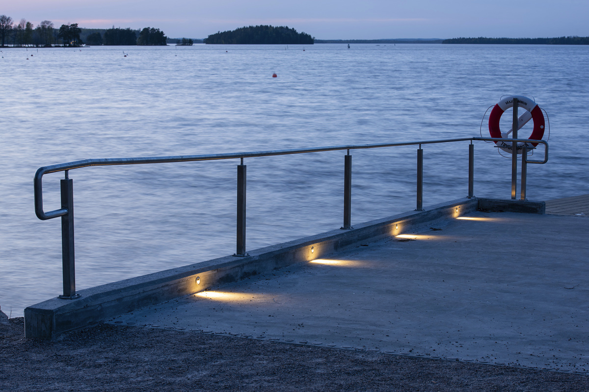 Tesis in-ground luminaires at Evedal swimming pool, Växjö, providing evening guidance.