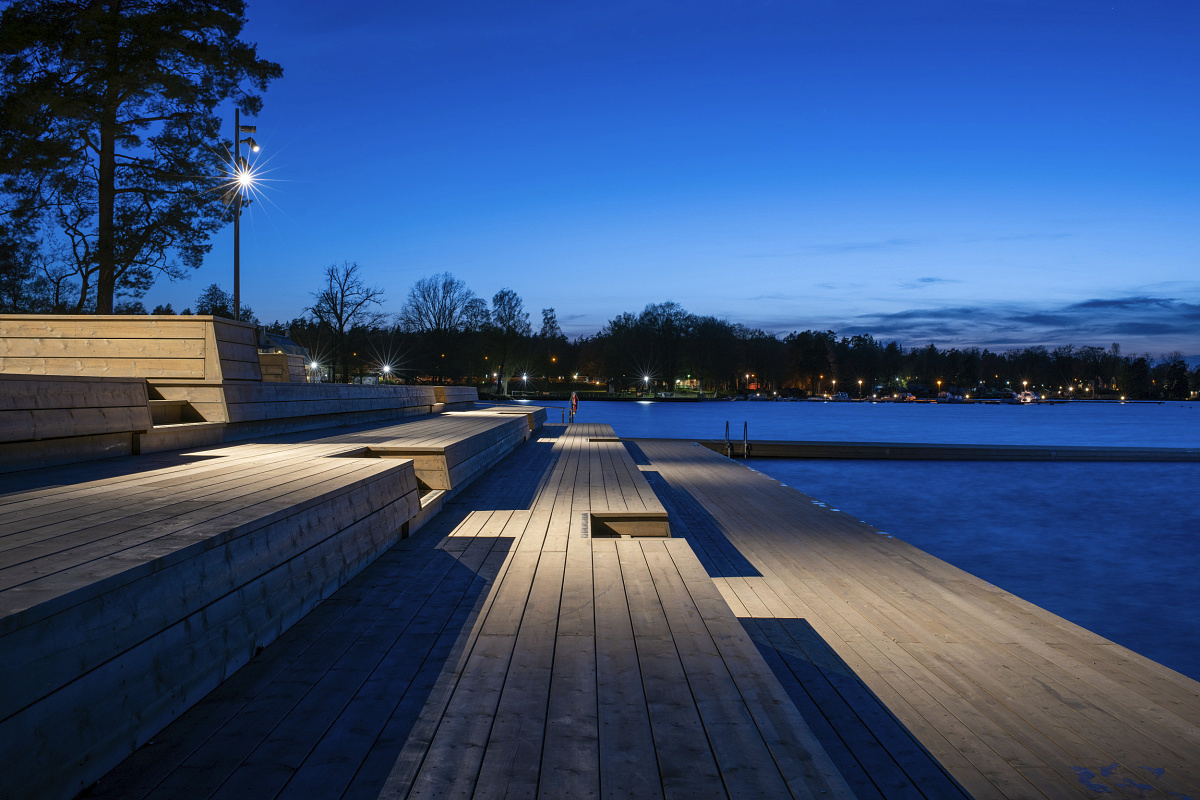 ERCO LED lighting at Evedal swimming pool, Växjö, creating a safe and inviting atmosphere in the evening.
