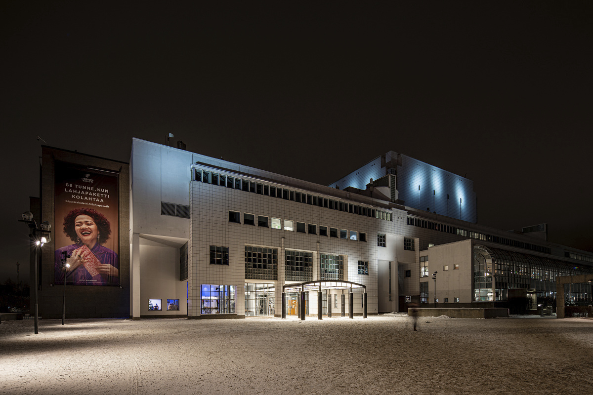 Finnische Nationaloper mit ERCO LED-Beleuchtung bei Nacht.