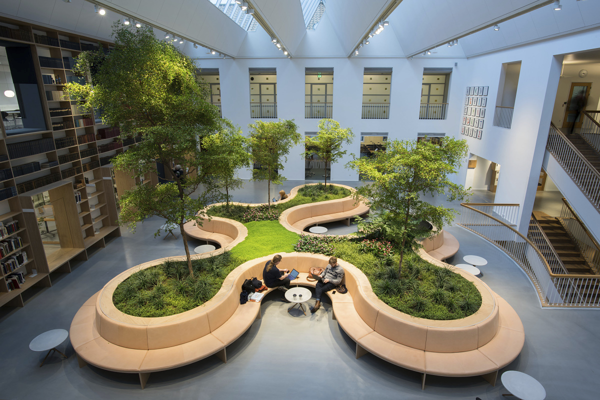Indoor green wall with ERCO lighting, promoting plant health and enhancing the interior's ambiance.