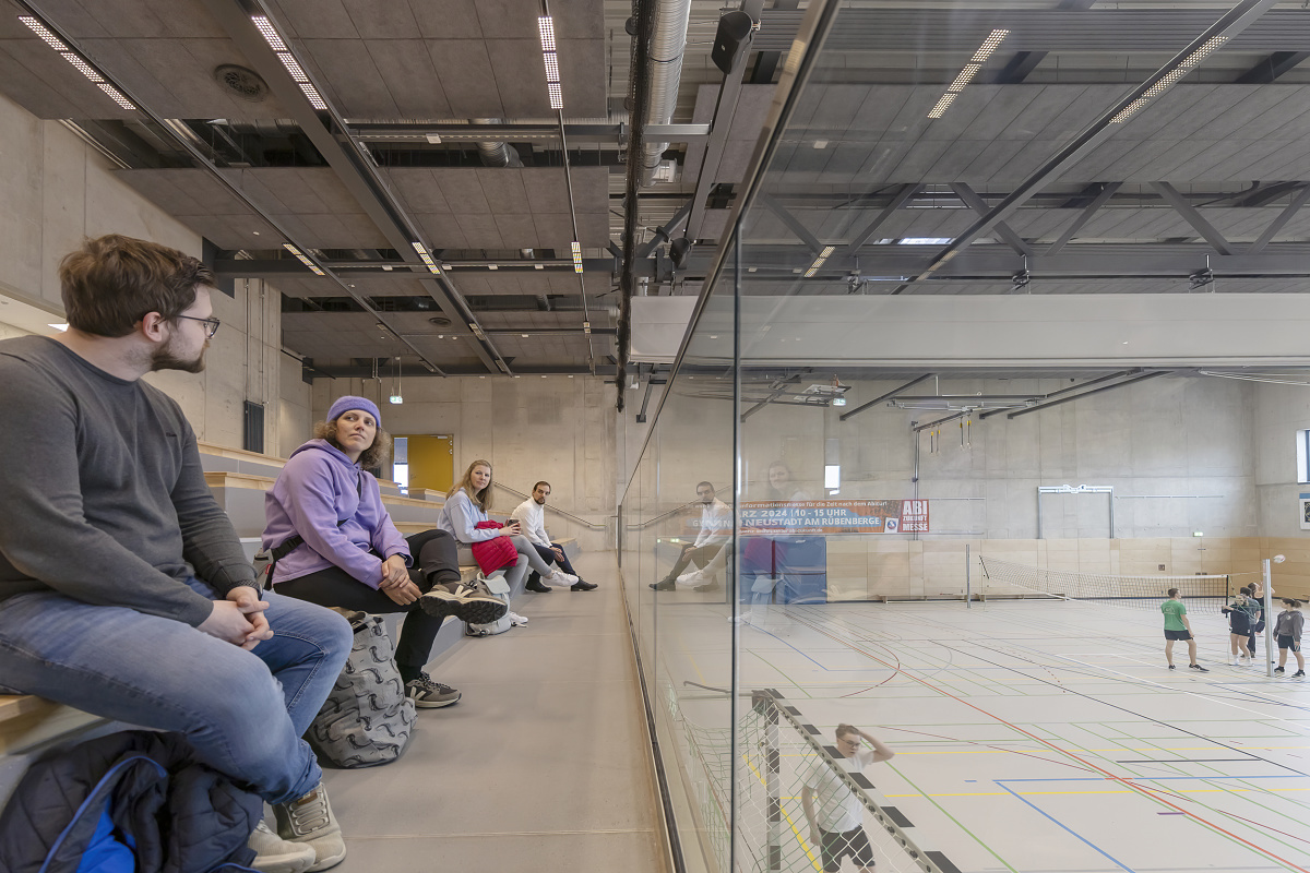 ERCO Jilly downlights illuminate the grandstand in the Neustadt am Rübenberge gymnasium.