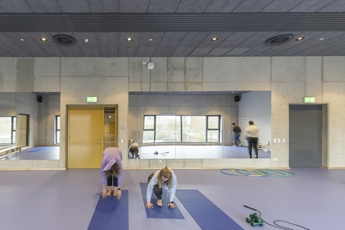 ERCO Skim downlights illuminate the Neustadt gymnasium for sports and yoga activities.