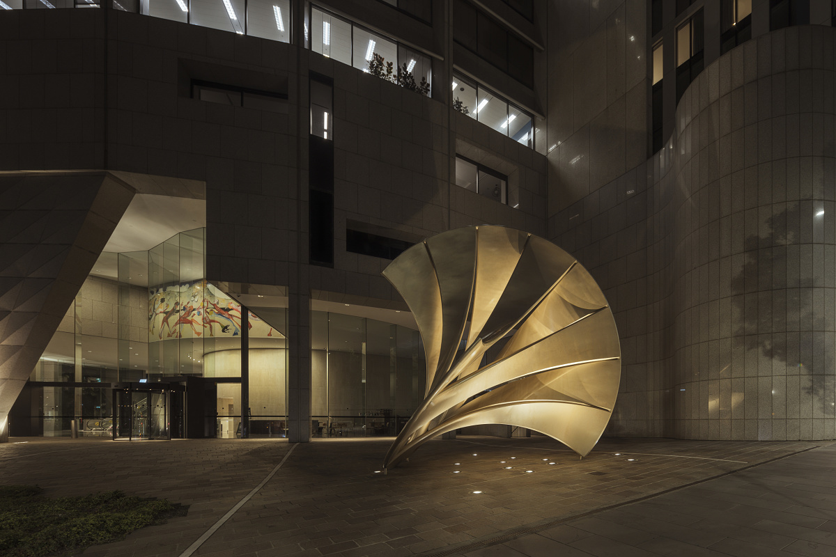 Charles O. Perry sculpture at Shell House, Melbourne, illuminated by ERCO Tesis in-ground luminaires.