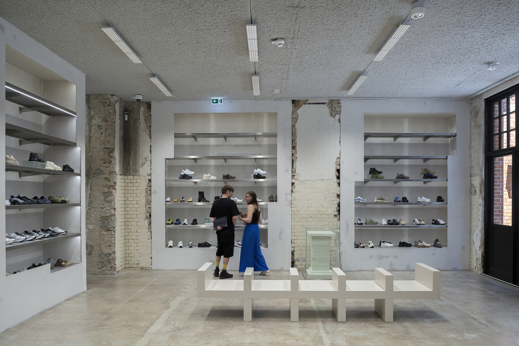 Highsnobiety store in Berlin, featuring ERCO Jilly LED downlights for flexible, high-quality shop lighting.