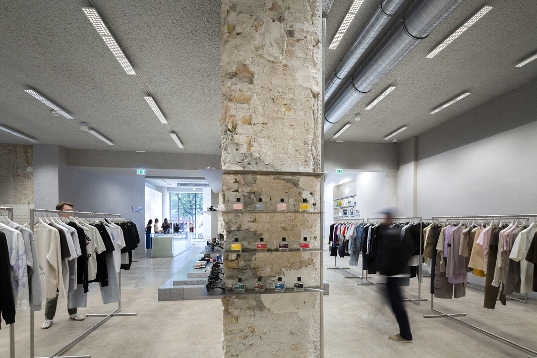 Highsnobiety Berlin store featuring Jilly LED downlights for flexible shop lighting.