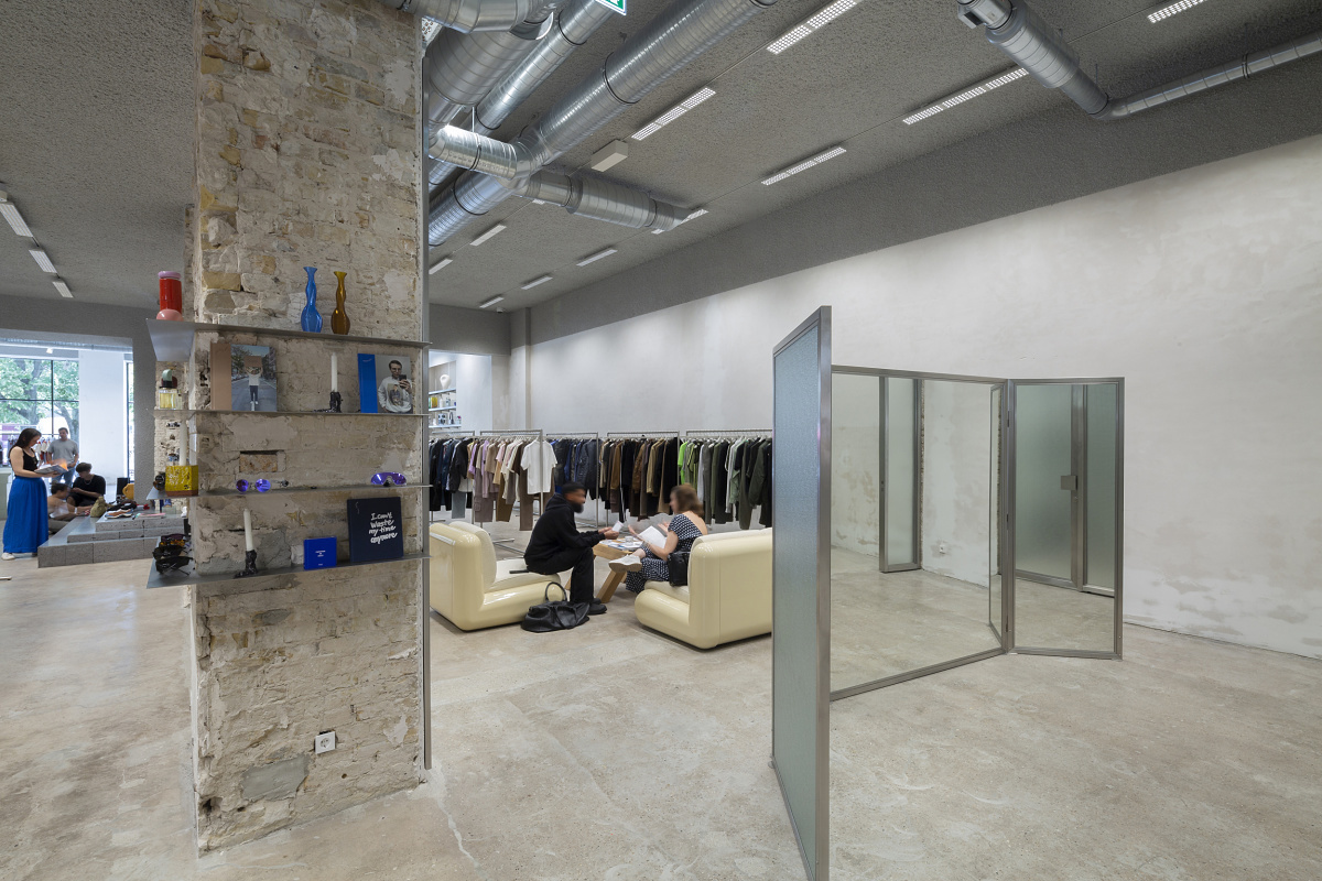 Highsnobiety Berlin store featuring Jilly LED downlights for flexible shop lighting.