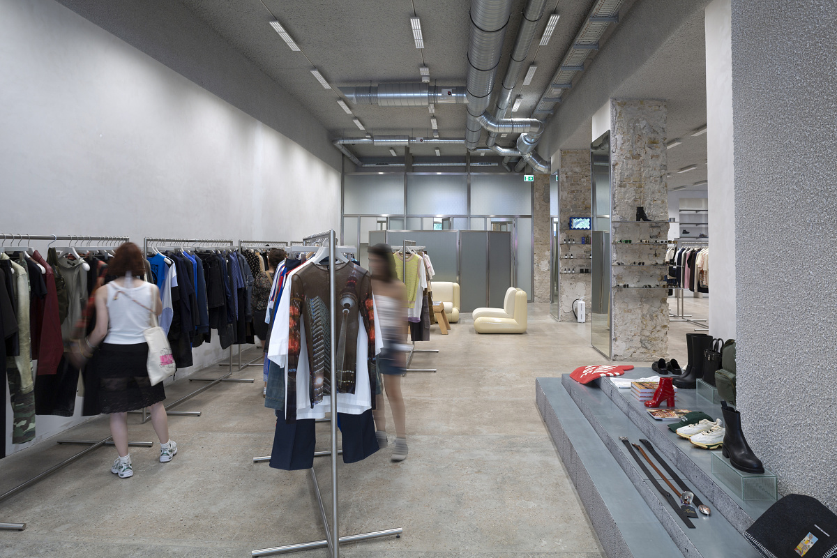 Highsnobiety Berlin store featuring Jilly LED downlights for flexible, high-quality shop lighting.