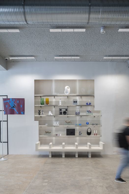 Highsnobiety Store Berlin: Shelves displaying goods, illuminated by ERCO Jilly downlights for flexible shop lighting.