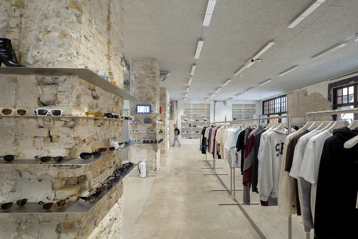 Highsnobiety Berlin store interior featuring Jilly LED downlights for flexible, high-quality shop lighting.